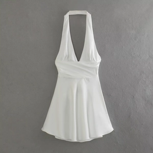 Dettaglio dell'abito corto in raso bianco con scollo a V e drappeggio in vita