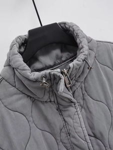 Gilet trapuntato grigio con collo alto, coulisse regolabile e cerniera metallica argentata