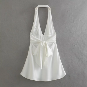 Dettaglio di un abito bianco in raso con scollo all'americana e fiocco posteriore elegante