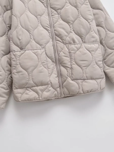 Giacca trapuntata leggera con scollo rotondo e grandi tasche in colore beige chiaro