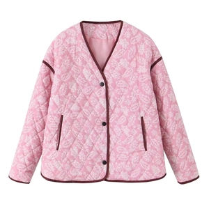 Dettaglio della giacca trapuntata rosa con stampe paisley e bordi bordeaux a contrasto