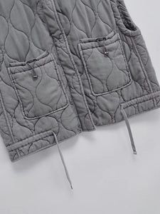 Gilet trapuntato grigio da donna con collo alto, tasche con coulisse e zip frontale