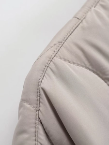 Macro della trama del tessuto trapuntato taupe con cuciture rinforzate a doppio punto