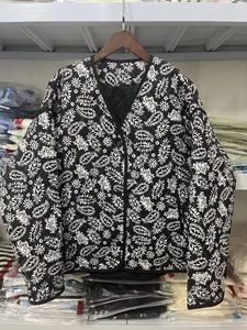 Dettaglio della stampa paisley e trapuntatura a rombi su giacca leggera con scollo a V