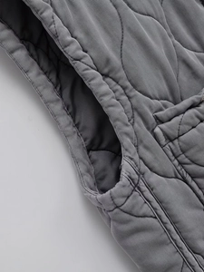 Gilet trapuntato grigio scuro da donna con collo alto e cuciture ondulate e tasche