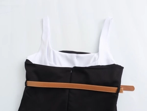 Détail de la fermeture éclair invisible au dos et de la ceinture sur la robe bicolore