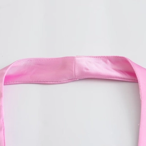Dettaglio della spallina in raso rosa che mostra le cuciture di qualità e la texture setosa