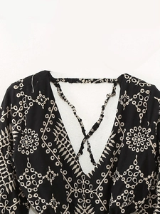 Robe midi noire ajustée avec broderie florale ethnique et laçage dans le dos