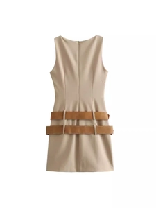 Robe sans manches beige à col rond avec deux ceintures marron et surpiqûres blanches