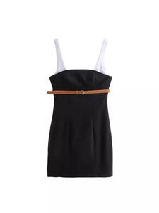 Mini robe sans manches bicolore noir et blanc avec une fine ceinture marron