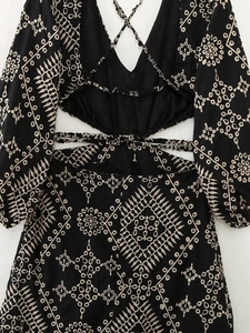 Robe midi bohème noire avec décolleté en V, découpes à la taille et broderies florales