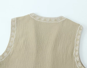 Détail de la broderie florale blanche sur gilet en coton gaufré kaki pour femme