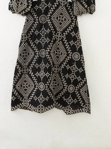 Robe midi noire bohème avec broderie géométrique complexe et bordure festonnée élégante