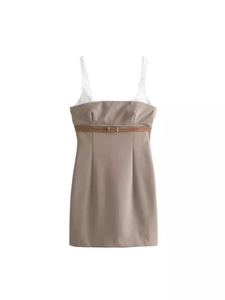 Robe chic à bretelles kaki et blanc avec une ceinture fine marron au niveau de la taille