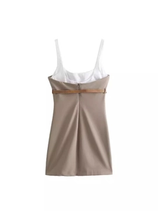 Robe sans manches à dos nu bicolore blanc et kaki avec une fine ceinture brune