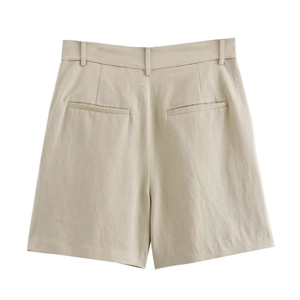 Détail du short taille haute kaki montrant les poches arrière et les coutures nettes