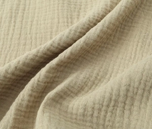 Gros plan sur le tissu en gaze de coton naturelle avec une texture froissée douce