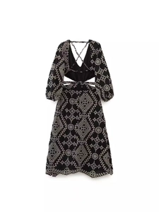 Robe midi bohème noire à manches longues avec broderie blanche et découpes à la taille