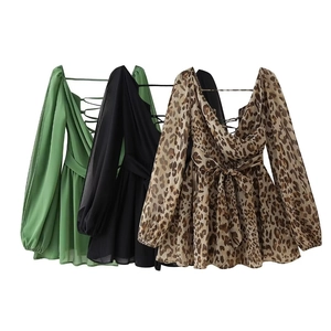 Détail de robes courtes en mesh avec laçage dos nu et manches lanternes bouffantes