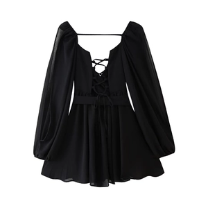 Détail du design dos nu à lacets et des manches bouffantes de cette mini-robe noire