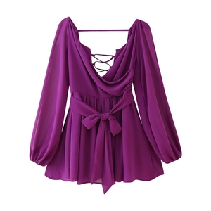 Détail de la robe en maille violette montrant le laçage au dos et le mousseline
