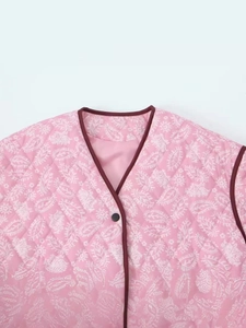 Gilet trapuntato rosa con motivo paisley, scollo a V e rifiniture bordeaux eleganti