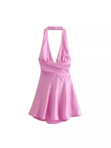 Elegante abito in raso rosa con scollo all'americana e schiena scoperta con vita a pieghe