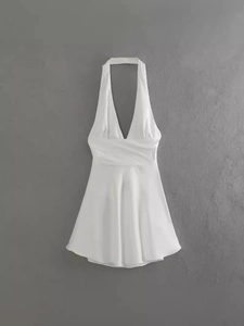Elegante mini abito in raso bianco con scollo all'americana, scollo a V e gonna a A