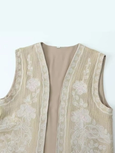 Gilet court beige avec broderie florale blanche et tissu vintage à texture gaufrée