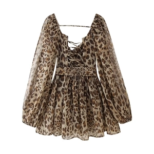 Détail d'une robe léopard avec dos nu à lacets et manches longues bouffantes