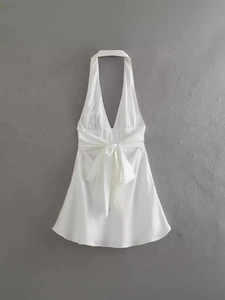 Elegante mini abito allacciato al collo in raso bianco con scollo a V e grande fiocco