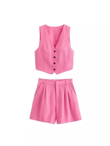 Ensemble deux pièces rose pour femme avec gilet cintré à col en V et short taille haute