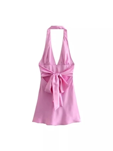 Abito rosa in raso con scollo all'americana, schiena scoperta e fiocco decorativo sul retro