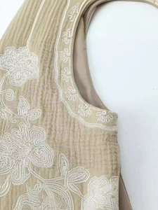 Gilet rétro pour femmes avec broderie florale complexe et tissu plissé texturé