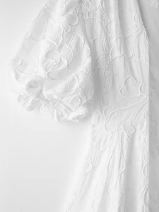 Robe blanche élégante à broderie florale et manches bouffantes en tissu jacquard chic