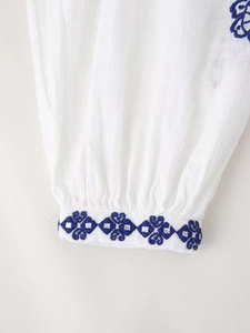 Blouse bohème à manches longues, col en V, broderie bleue et texture en coton et lin