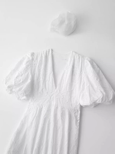 Robe blanche élégante à manches courtes avec broderie florale 3D et accessoire cheveux