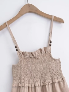 Rückenfreies Midikleid in Khaki mit Smok-Details, Rüschen und Boho-Holzperlen