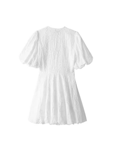 Robe courte blanche à manches bouffantes, broderie florale et texture au dos