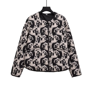 Détail d'une veste matelassée en coton avec imprimé à l'encre noire et col rond