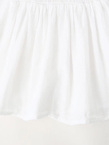Vue détaillée du tissu en lin blanc avec texture plissée et coutures précises
