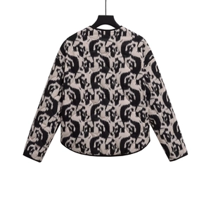 Détail de la veste matelassée à motif animal noir et blanc avec encolure ronde classique
