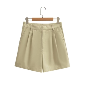 Detailansicht der khakifarbenen Shorts mit hoher Taille und eleganten Falten