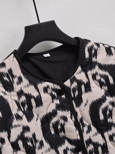 Veste matelassée ample pour femme avec imprimé animal, col rond et boutons noirs