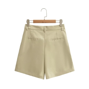 Detail von beige Shorts mit hoher Taille, A-Linien-Schnitt und hinteren Paspeltaschen am Bügel