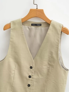 Damen Sommer Set Khaki V-Ausschnitt Weste und Falten-Shorts am Holz-Kleiderbügel