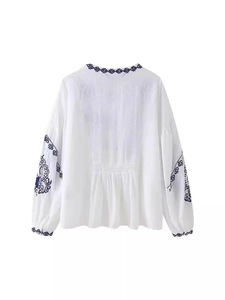 Chemisier blanc pour femmes avec broderie ethnique bleue et détails froncés à la taille