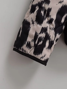 Veste matelassée pour femme avec imprimé animal noir et blanc et poignets côtelés