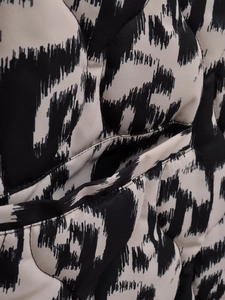 Détail de la veste matelassée à motif animalier noir et blanc avec poche invisible