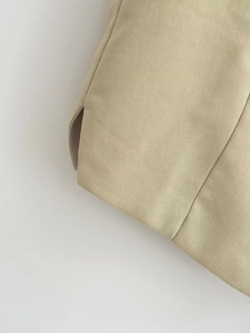 Detail der hellbeige Shorts mit Seitenschlitz und hochwertiger Twill-Stoffstruktur